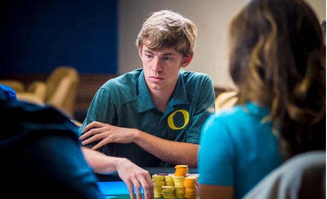 用K3高牌在WSOP主赛后期做多条街诈唬,他是怎么想的?